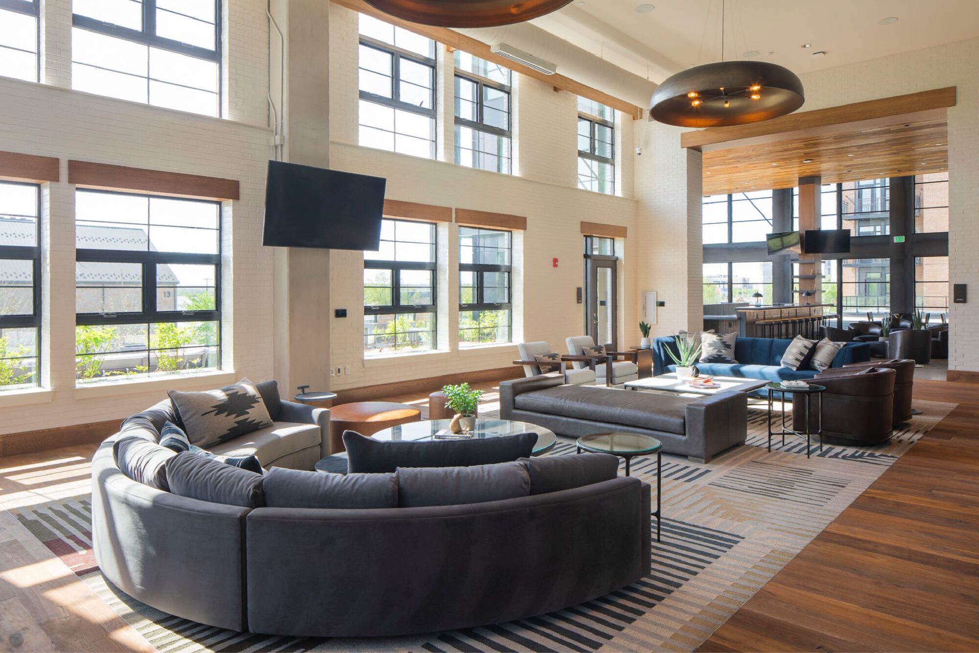 RyeHouse_Int_Amenity_Clubroom_LightFilledLounge_MatthewBorkosk_April2023